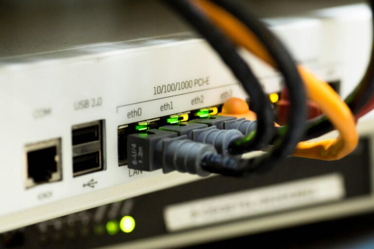 Który internet wybrać? Mobilny czy światłowodowy?