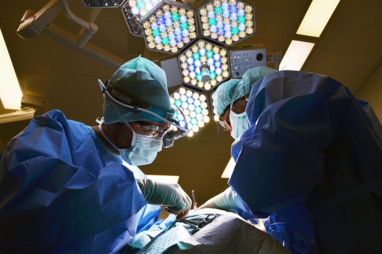 Udar mózgu może być objawem rzadkiej, groźnej choroby, tzw. zakrzepowej plamicy małopłytkowej (TTP) – powiedział hematolog dr Michał Witkowski z Fundacja Na Rzecz Pomocy Chorym Na Białaczki. Pacjent z tym schorzeniem powinien szybko trafić do ośrodka hematologicznego.