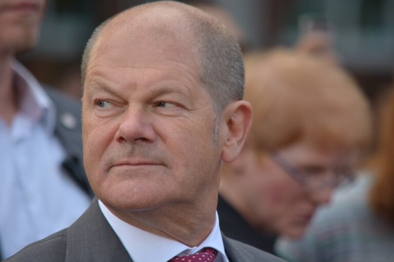 Nastąpił rozpad rządu w Niemczech. Koalicja SPD, Zielonych i FDP zakończyła współpracę, a państwo stoi w obliczu przedterminowych wyborów.