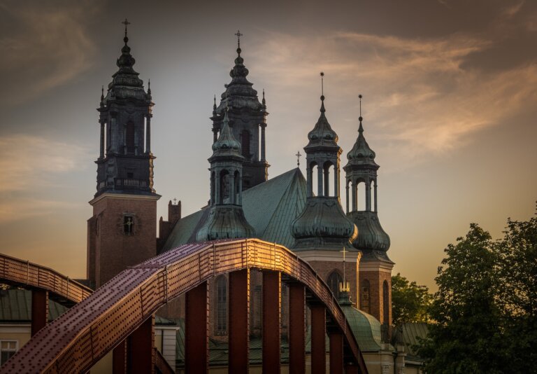 Odprawiana w poznańskiej katedrze msza za królów i pierwszych władców Polski to jedyna taka eucharystia w skali kraju – powiedział proboszcz parafii archikatedralnej ks. Ireneusz Szwarc.