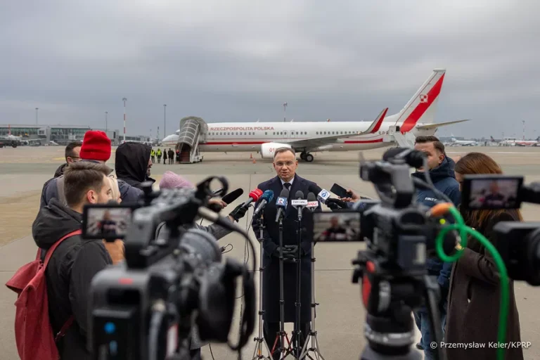 Prezydent RP Andrzej Duda udał się na Litwę, gdzie weźmie w piątek udział w ceremonii przekazania aktu własności pływającej instalacji do magazynowania i regazyfikacji  „Independence” Republice Litewskiej - poinformowała kancelaria prezydenta.