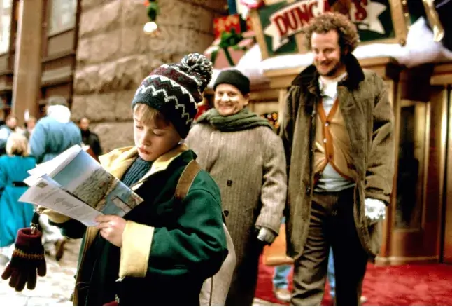 “Kevin sam w domu” (1990) to film, który od lat cieszy się niesłabnącą popularnością. W Polsce, jak i na całym świecie, stał się niemal obowiązkową pozycją w okresie świątecznym. Co sprawia, że tak bardzo go lubimy?