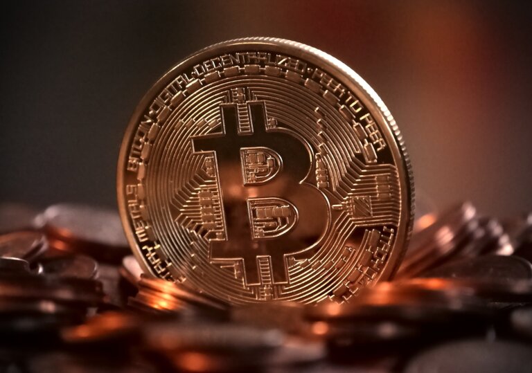 Kurs bitcoina (BTC), pierwszej i kluczowej waluty cyfrowej, w czwartek po raz pierwszy przekroczył 100 tys. USD. Bitcoin zyskał na wartości za sprawą zwycięstwa wyborczego Donalda Trumpa, który w kampanii opowiedział się za kryptowalutami i zapowiedział nawet tworzenie amerykańskiej rezerwy w BTC.