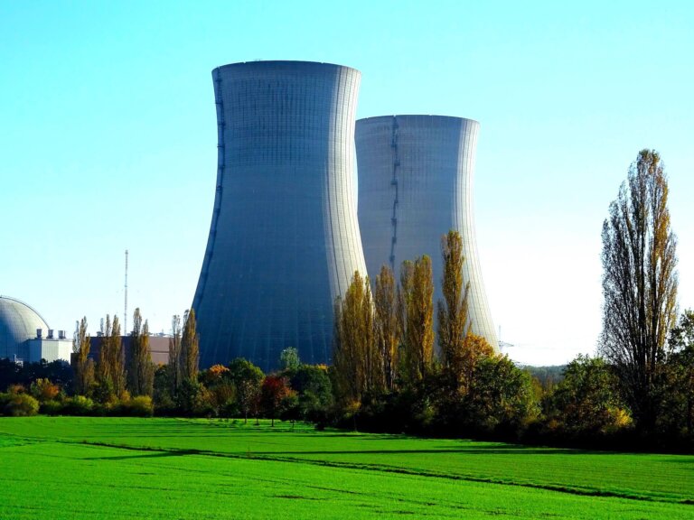 Z badania przeprowadzonego na zlecenie Ministerstwa Przemysłu w listopadzie br. wynika, że zdaniem 92,5 proc. Polaków elektrownia jądrowa w Polsce powinna zostać zbudowana. Na to, by taka konstrukcja stanęła w okolicy ich miejsca zamieszkania, zgodziłoby się 79,6 proc. badanych.
