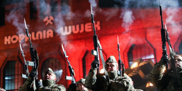 Prezes IPN Karol Nawrocki złożył w poniedziałek rano wieniec przed Krzyżem-Pomnikiem przy katowickiej kopalni Wujek, gdzie 43 lata temu - 16 grudnia 1981 r. - podczas krwawej pacyfikacji zakładu zomowcy zastrzelili dziewięciu protestujących górników. Była to największa tragedia stanu wojennego.
