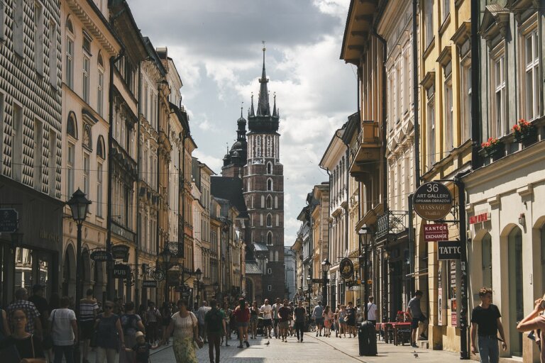 W ciągu ostatniego roku ceny mieszkań w Krakowie poszły w górę niemal o 25 proc., a w Warszawie o ponad 14. W Berlinie natomiast nastąpił spadek o 6,2 proc., a w Paryżu o 5,5 – donosi wtorkowy
