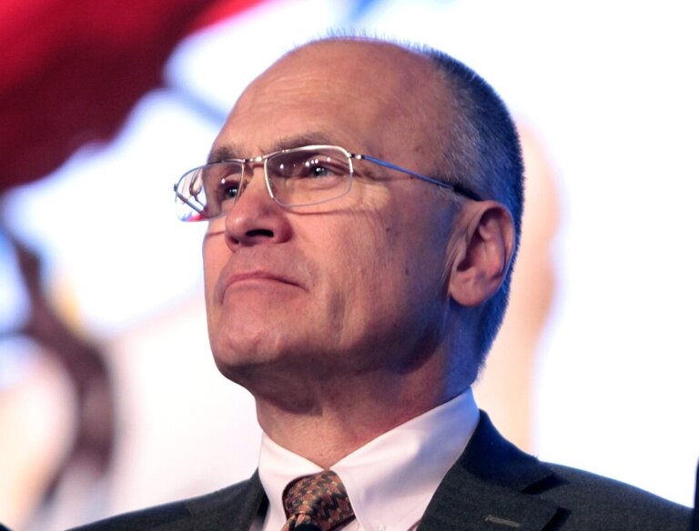 Donald Trump ogłosił w środę, że nowym ambasadorem USA przy Unii Europejskiej będzie Andrew Puzder. Prezydent USA nominował również agenta Secret Service odpowiedzialnego za jego ochronę, Seana Currana, na nowego szefa tej służby.