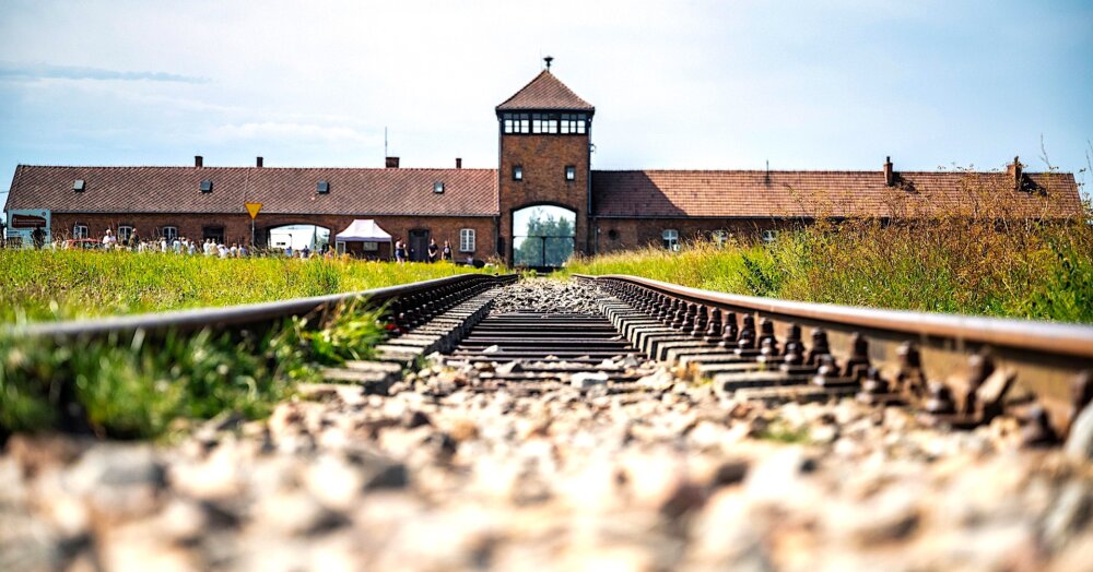 Zdjęcie okładkowe wpisu Prof. Krzysztof MALICKI: Jak Auschwitz-Birkenau kształtuje współczesną świadomość historyczną
