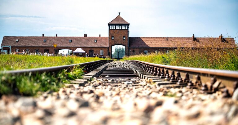 Prof. Krzysztof MALICKI: Jak Auschwitz-Birkenau kształtuje współczesną świadomość historyczną