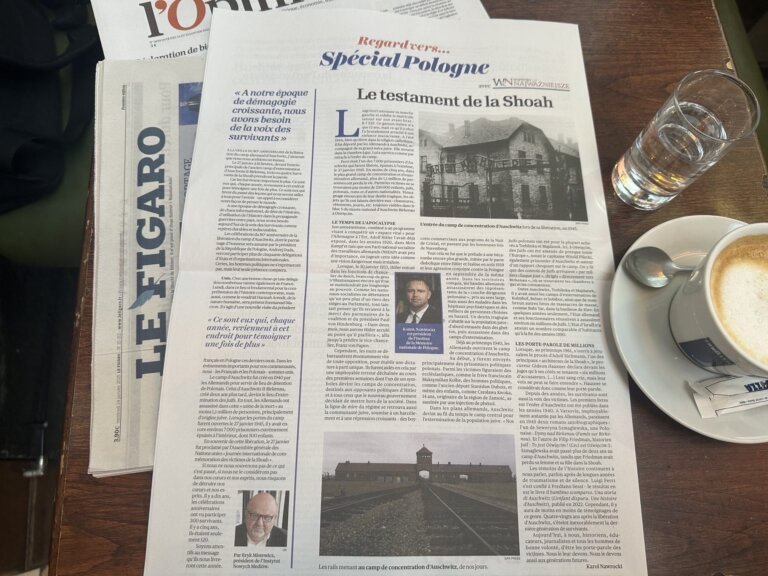 Z okazji 80. rocznicy wyzwolenia KL Auschwitz francuski dziennik „L'Opinion” opublikował artykuł prezesa IPN Karola Nawrockiego pt. „Testament Szoah”. Tekst Karola Nawrockiego w „L'Opinion” ukazał się dzięki współpracy francuskiego dziennika z redakcją „Wszystko co Najważniejsze” w ramach projektu „Opowiadamy Polskę Światu”.