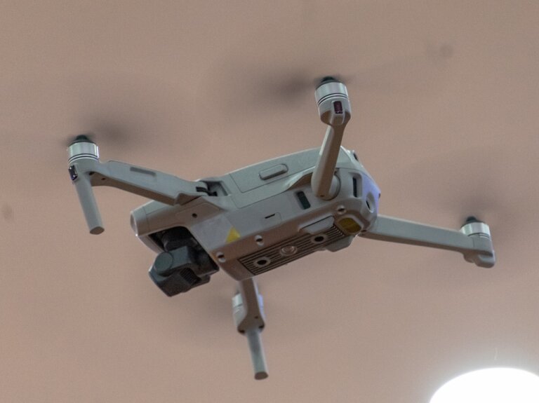 Powstanie wspólna grupa polskich i ukraińskich wojskowych zajmująca się rozwojem dronów programów i antydronowych, przede wszystkim szkoleniami – powiedział w Kijowie minister obrony Ukrainy Denys Szmyhal po spotkaniu ze swoim polskim odpowiednikiem Władysławem Kosiniakiem-Kamyszem.