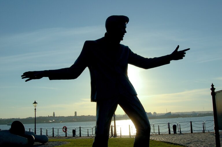 8 stycznia to wyjątkowa data dla fanów muzyki na całym świecie – tego dnia w 1935 roku w Tupelo w stanie Mississippi urodził się Elvis Presley. Jego wpływ na muzykę, kulturę i styl życia jest nie do przecenienia. Presley, zwany „Królem Rock and Rolla”, nie tylko zrewolucjonizował scenę muzyczną, ale także stał się ikoną popkultury, która inspiruje kolejne pokolenia.