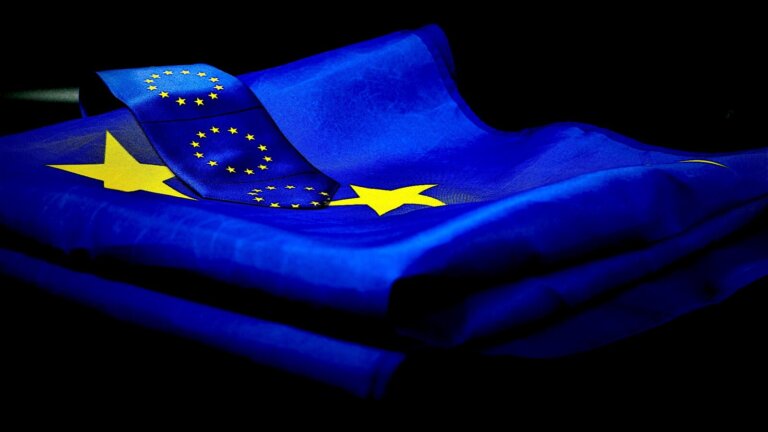 Relacje między Unią Europejską a Armenią nigdy nie były bliższe niż obecnie - tak rzecznik Komisji Europejskiej Anouar El Anouni skomentował zatwierdzenie przez rząd w Erywaniu projektu ustawy o rozpoczęciu procesu akcesyjnego. Armenia, a dokładnie jej rząd zatwierdził projekt ustawy, która wzywa parlament do złożenia wniosku o przystąpienie kraju do UE, co zapoczątkuje proces akcesyjny. Premier Nikol Paszynian zastrzegł, że konieczne jest przeprowadzenie referendum w tej sprawie.