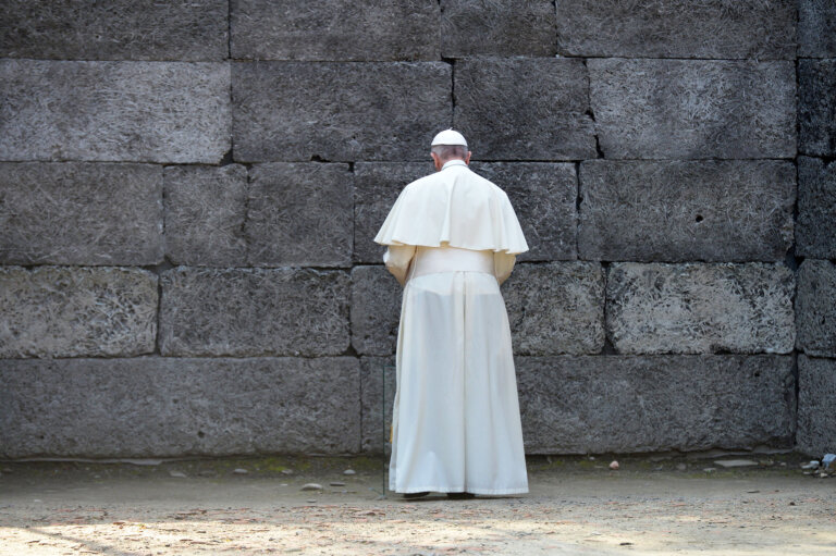 Papież Franciszek powiedział podczas spotkania z wiernymi w Watykanie, że groza Holokaustu nie może być nigdy zapomniana ani zanegowana. Nawiązał do 80. rocznicy wyzwolenia niemieckiego nazistowskiego obozu zagłady Auschwitz.
