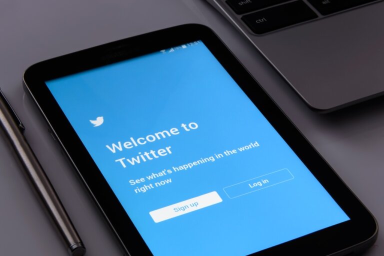 Jak poinformowała agencja AFP, 87 ważnych we Francji związków zawodowych i stowarzyszeń wycofa się z Twittera, czyli obecnie platformy X, należącej do amerykańskiego multimiliardera Elona Muska. Nastąpi to 20 stycznia 2025 roku, w dniu zaprzysiężenia Donalda Trumpa na prezydenta USA.