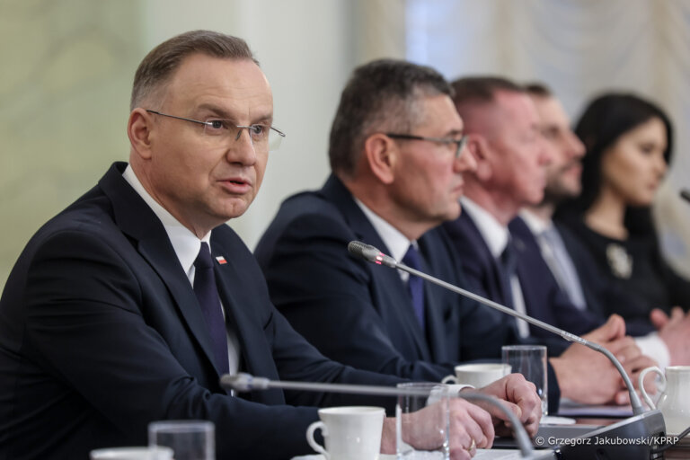 Prezydent Andrzej Duda poinformował, że podczas Rady Bezpieczeństwa Narodowego zrelacjonował swoje spotkanie z prezydentem Stanów Zjednoczonych Donaldem Trumpem w Waszyngtonie, oraz przedstawił konkluzje z tego spotkania.
