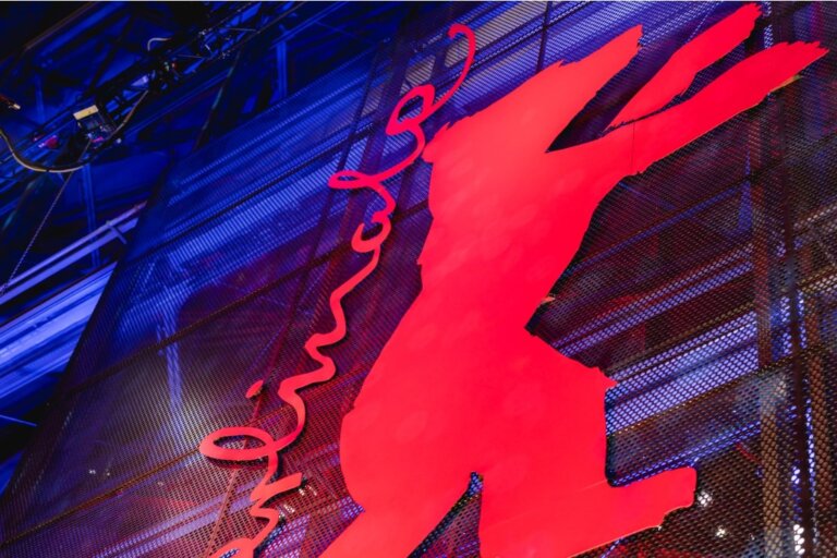 W Berlinie startuje 75. Międzynarodowy Festiwal Filmowy - Berlinale 2025. Pierwsza edycja pod wodzą nowej dyrektor Tricii Tuttle ma mocno obsadzony konkurs główny. Swoje dzieła pokażą w nim m.in. Richard Linklater, Radu Jude i Michel Franco. Zobaczymy też reżyserski debiut współscenarzystki 