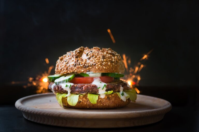 Ludzie chętniej wybierają mięso niż jego roślinne alternatywy np. burgery vege, ale tylko do momentu, kiedy te drugie są droższe lub w podobniej cenie - ustalili badacze z Uniwersytetu Marcina Lutra w Halle-Wittenberg. Ich badanie na grupie 2100 Amerykanów pokazało, że niewiele jest osób, które mimo atrakcyjnej ceny wegańskich odpowiedników nie zdecydują się na nie.