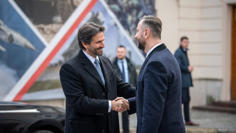 Ministrowie obrony Polski i Słowacji, Władysław Kosiniak-Kamysz i Robert Kaliniak podpisali list intencyjny dotyczący umocnienia współpracy w obszarze przemysłu zbrojeniowego. Porozumienie obejmuje cztery obszary, wśród których jest m.in. wspólne działanie w celu podnoszenia zdolności produkcji amunicji, szczególnie kalibru 155 mm.