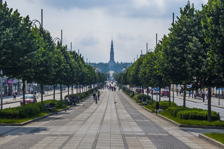 Polscy i francuscy archeolodzy zidentyfikowali w zbiorach Muzeum Częstochowskiego trzy ozdoby wykonane z żelaza meteorytowego – poinformowała placówka. Badania wykazały, że meteoryty mogły być traktowane jako surowiec o dużym potencjale do wytwarzania przedmiotów codziennego użytku.