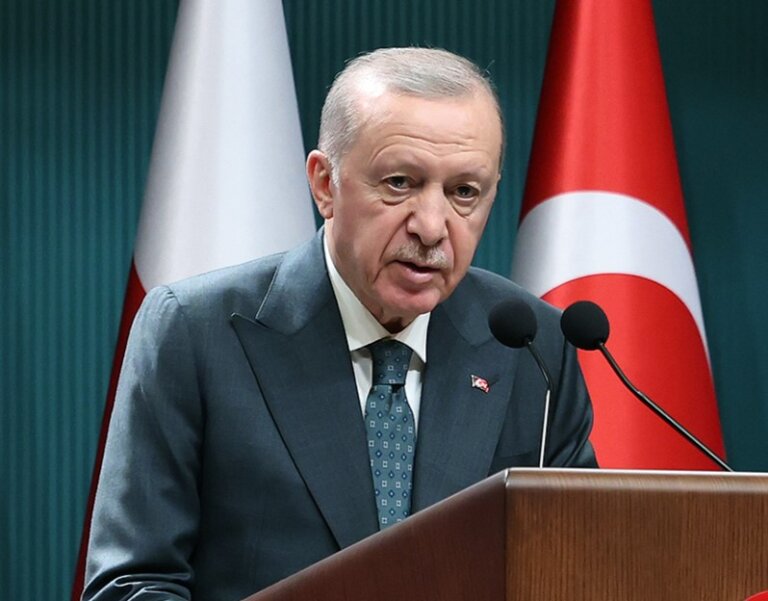 Prezydent Turcji Recep Tayyip Erdogan spotkał się z przedstawicielami prokurdyjskiej Ludowej Partii Równości i Demokracji (DEM) w celu omówienia rozpoczętego w lutym procesu pokojowego pomiędzy rządem i Partią Pracujących Kurdystanu (PKK) - wynika z komunikatu biura prezydenta, ogłaszającego kolejne rozmowy pokojowe.