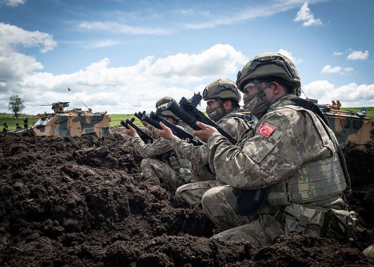 Turcja Erdogana jest gotowa wysłać swoje wojska na Ukrainę, jeśli będzie to konieczne - zadeklarowało ministerstwo obrony w Ankarze, cytowane przez AFP. Tureckie jednostki stałyby się częścią kontyngentu sił pokojowych, którego rozmieszczenie jest obecnie przedmiotem dyskusji.