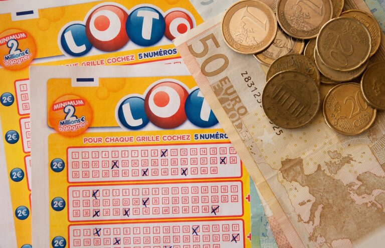 Trzech studentów matematyki i fizyki z południa Włoch wygrało około 50 tysięcy euro dzięki mechanizmowi sztucznej inteligencji, który analizuje prawdopodobieństwo wylosowania konkretnych liczb. 