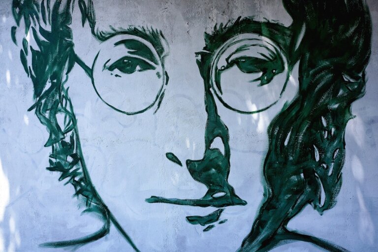 John Lennon został upamiętniony przez brytyjską mennicę pamiątkową monetą. Zastrzelony w 1980 roku poeta, kompozytor i współzałożyciel zespołu The Beatles. Wcześniej w serii 