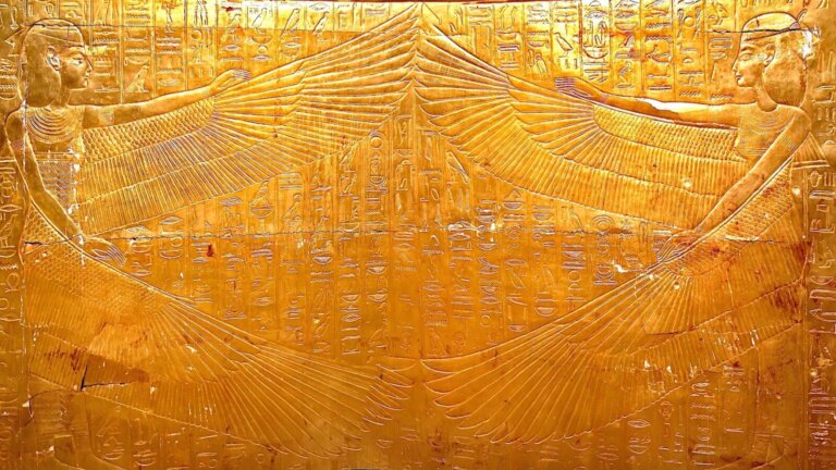 Zahi Hawass, znany egipski archeolog i były minister turystyki i starożytności, powiedział, że twierdzenia o istnieniu pod piramidami w Gizie podziemnego miasta, czy osadzenie piramid na gigantycznych podziemnych słupach są „całkowicie błędne i nie mają żadnych podstaw naukowych”.