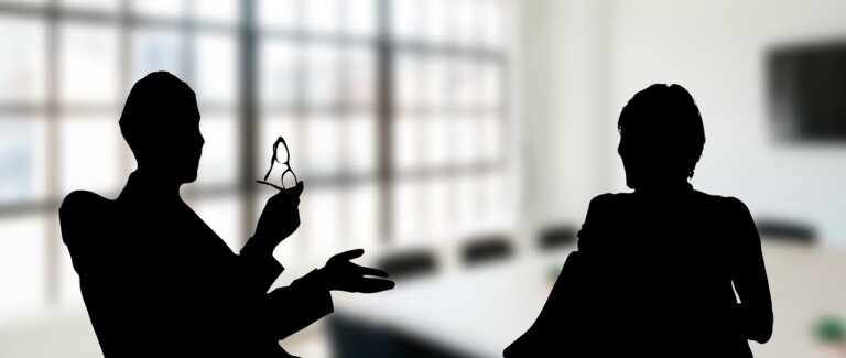 Terapia logopedyczna nie powinna być traktowana jak „naprawianie” i dopasowywanie ludzi do sztucznie stworzonego wzorca, jest ona tylko kluczem do nadrzędnego celu, jakim jest umiejętność komunikacji z otoczeniem - podkreśliła w rozmowie z logopedą, dr hab. Katarzyna Węsierska. Dnia 6 marca przypada Europejski Dzień Logopedy.