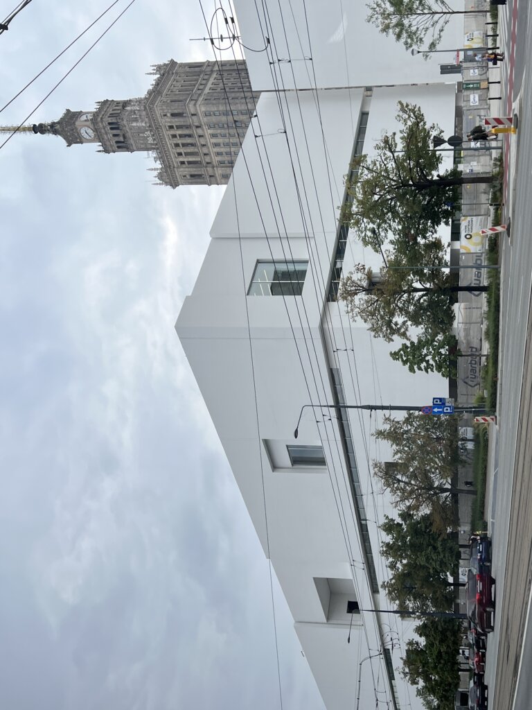 W 2005 roku powołano Muzeum Sztuki Nowoczesnej w Warszawie. Podczas dwóch dekad muzeum zorganizowało ponad 150 wystaw zarówno w swoich warszawskich siedzibach, jak i za granicą. W lutym 2025 roku zainaugurowano 