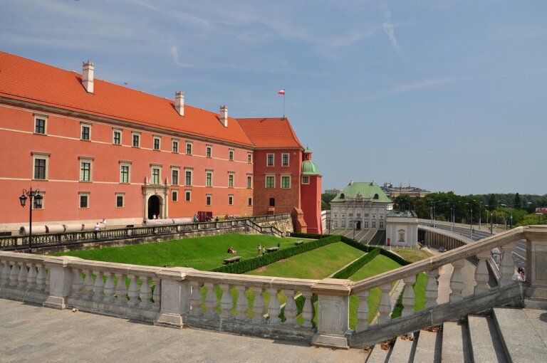 Architektura nie jest jedynie schronieniem przed deszczem i wiatrem. To także język, potężne narzędzie komunikacji, które potrafi mówić, często głośno i dobitnie. I najczęściej głosem władzy. Przemykając ulicami miast, mijamy budowle, które od wieków przekazują komunikaty: o potędze, ambicjach, ideach i lękach ich twórców. Czasem je dostrzegamy, częściej pozostają podskórne, wyczuwalne jedynie intuicyjnie.
