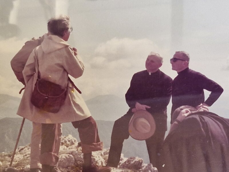 Zdjęcie okładkowe wpisu Prof. Jerzy MIZIOŁEK: Jan Paweł II. Dwa momenty z życia wielkiego papieża