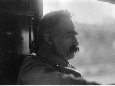 12 maja 1935 roku zmarł Józef Piłsudski. Był jednym z ojców polskiej niepodległości. Zostawił po sobie dobrą i złą legendę: zwolennicy przypisywali mu wyłącznie zalety. Przeciwnicy zarzucali zaś zdławienie demokracji.