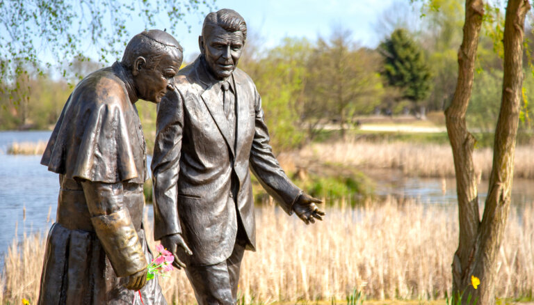 Karol POLEJOWSKI: El papa que derribó los muros