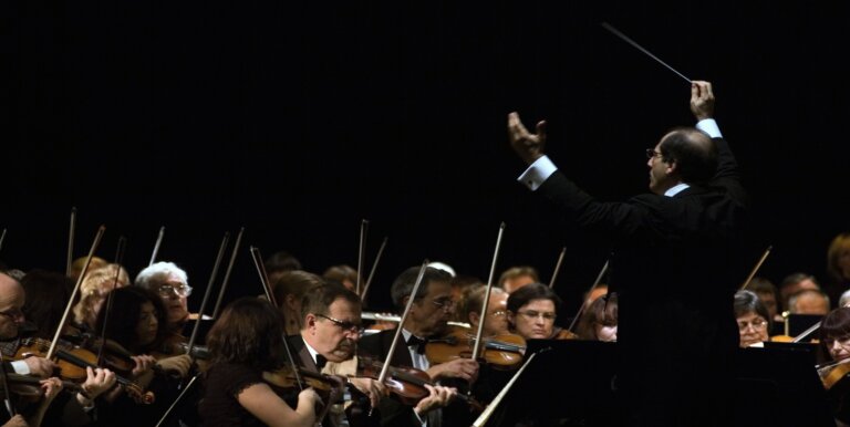 Krzysztof Urbański poprowadzi wykonanie IX Symfonii Ludwiga van Beethovena podczas koncertów 13 i 14 czerwca, zamykających sezon w warszawskiej Filharmonii Narodowej. IX Symfonia d-moll op.125 jest ostatnią symfonią ukończoną przez Ludwiga van Beethovena. Kompozycja stała się jednym z najsłynniejszych i najwybitniejszych dzieł muzyki poważnej. Nazywana bywa także Symfonią radości dzięki finałowej kantacie do słów 