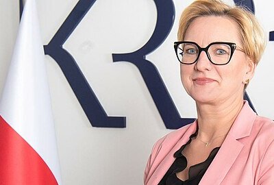 Dotychczasowa wiceprzewodnicząca Krajowej Rady Radiofonii i Telewizji, dziennikarka, politolog Agnieszka Glapiak została przewodniczącą KRRiT. Jest kojarzona m.in. z „aferą zegarkową” w MON oraz z ujawnieniem przez Mariusza Błaszczaka fragmentu planu obrony kraju.