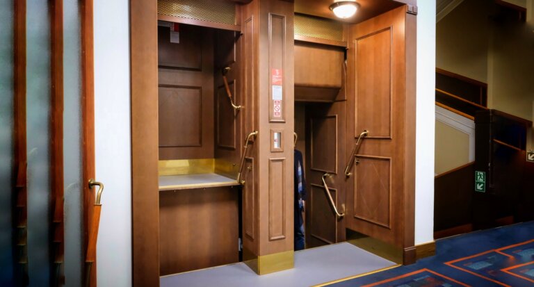 Jolanta PAWNIK: Un saut dans le passé – l’ascenseur de Wrocław qui ne s’arrête jamais