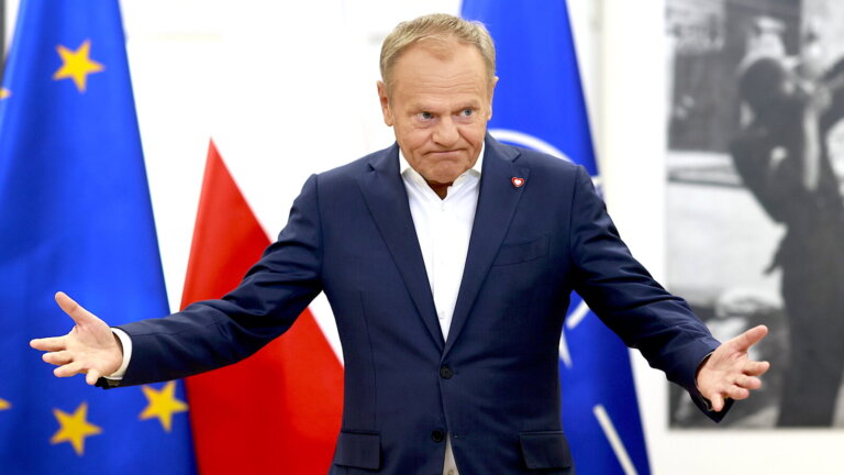 Zdaniem 59,3 proc. respondentów rekonstrukcja rządu nie pomoże w zażegnaniu kryzysu politycznego i poprawie notowań gabinetu Donalda Tuska - wynika z sondażu IBRiS dla „Rzeczpospolitej”. Według gazety, do prawdziwej rekonstrukcji ma dojść za rok - wtedy miałby się zmienić premier.