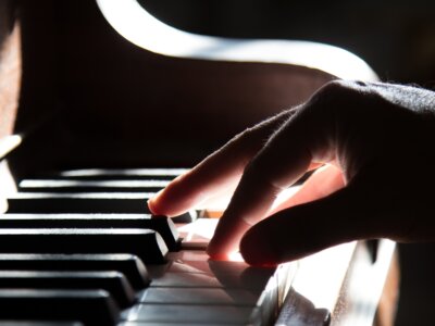 Maciej ŚWIRSKI: Fryderyk Chopin i światło, które nie gaśnie