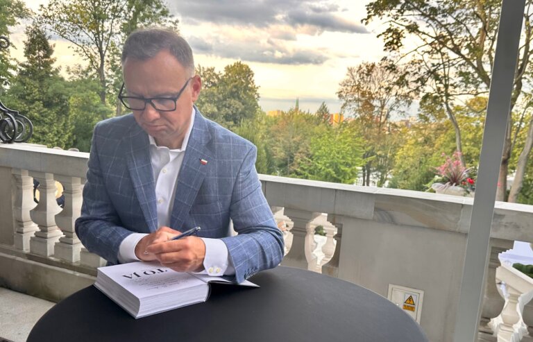 Co dziesiąty człowiek na świecie posługuje się lewą ręką częściej niż prawą. W historii bywało to powodem stygmatyzacji, a nawet przesądów. Dziś leworęczność jest traktowana jako naturalna cecha, a w wielu przypadkach jako atut. 13 sierpnia przypada Międzynarodowy Dzień Osób Leworęcznych, ustanowiony po to, by zwrócić uwagę na codzienne wyzwania tej grupy, ale też by docenić jej wkład w kulturę, naukę i sport.