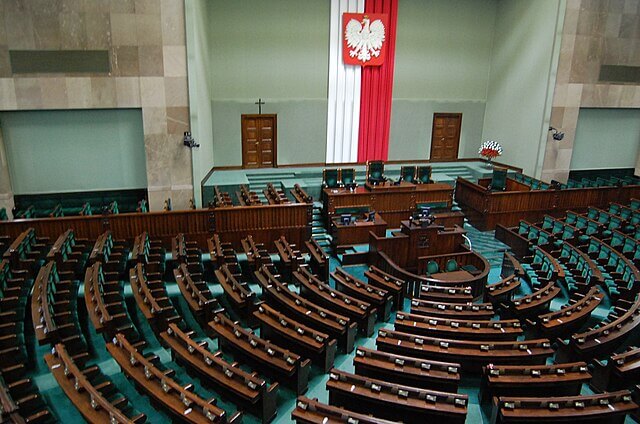 Do Kancelarii Prezydenta Karola Nawrockiego wejdzie czterech dotychczasowych posłów PiS i zgodnie z przepisami będą musieli zrzec się mandatów poselskich. W ich miejsce do Sejmu wejdą: Michał Jach, Bogumiła Olbryś, Marek Subocz i Tomasz Rzymkowski.