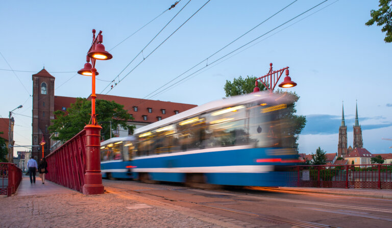 Jolanta PAWNIK: Od koni po nowoczesność. 150 lat historii wrocławskich tramwajów