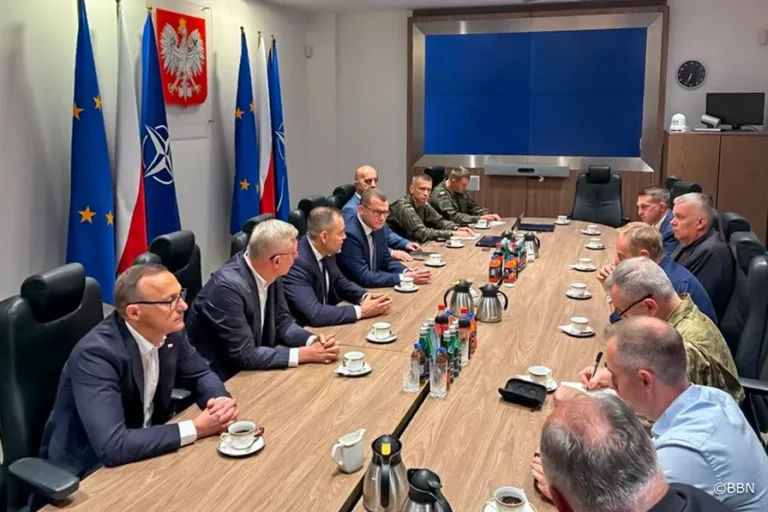 „Atak dronów jest bezprecedensowy, musimy wyciągnąć pełne konsekwencje z tego, co się stało” – mówił prezydent Karol Nawrocki w Biurze Bezpieczeństwa Narodowego odnosząc się do nocnego naruszeniu polskiej przestrzeni powietrznej.