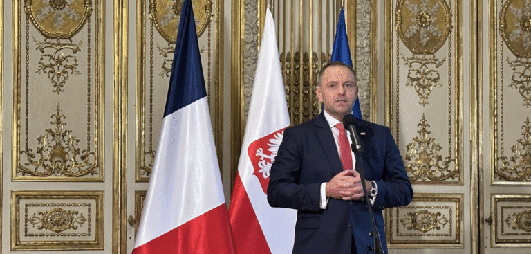Prezydent Karol Nawrocki podczas konferencji w Paryżu podsumował swoją wizytę w Berlinie, gdzie obok rozmów o bezpieczeństwie, otworzył na nowo temat reparacji wojennych od Niemiec.