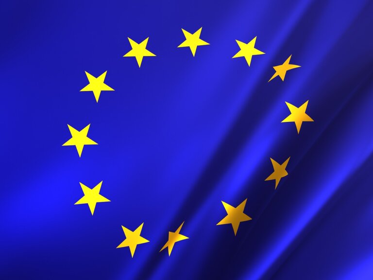 „Biurokracja UE centralizuje władzę, by określać, co jest prawdą, a co dezinformacją. Stworzą ministerstwo prawdy, oznaczając każdą narrację, która kwestionuje ich władzę, jako zagrożenie dla demokracji” – czytamy w najnowszym wpisie jednego z doradców prezydenta Karola Nawrockiego, Jacka Saryusza-Wolskiego na portalu X.