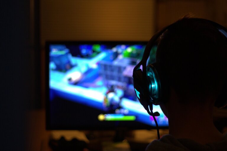 Gry komputerowe przez lata były postrzegane głównie jako zagrożenie dla zdrowia psychicznego, zwłaszcza dzieci i młodzieży. Jednak najnowsze badania pokazują, że negatywne następstwa nie są tak powszechne ani tak poważne, jak sądzono.