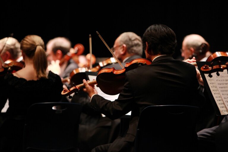 Symfonie „Pieśń o nocy” Karola Szymanowskiego i Jowiszowa Wolfganga Amadeusza Mozarta zabrzmią na początek 81. sezonu Filharmonii Krakowskiej. Jako nowy dyrektor artystyczny instytucją pokieruje Michał Klauza.