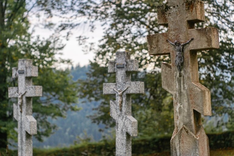 Kowalskie nagrobne krzyże z przełomu XIX i XX wieku z terenu województwa podlaskiego można zobaczyć na wystawie w Podlaskim Muzeum Kultury Ludowej w Wasilkowie k. Białegostoku. Jak podkreślają etnografowie, takie krzyże to coraz rzadszy widok na cmentarzach. Wystawa będzie otwarta w Dworze z Bobry Wielkiej do marca.