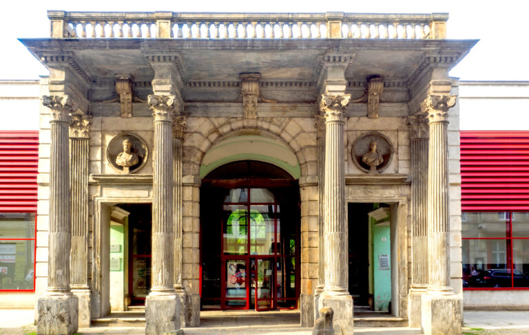 Jolanta PAWNIK: Architektoniczna perła Wrocławia. Historia i tajemnice pałacu Hatzfeldów